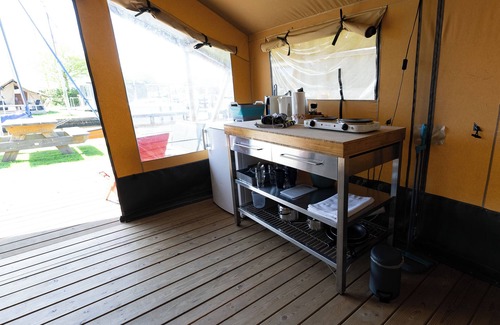 Heeg House | Rent a comfortable Safari tent by the water in the water sports village of Heeg!