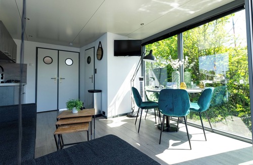 Heeg House | Rent a Luxury Houseboat in and on the water in the water sports village of Heeg!