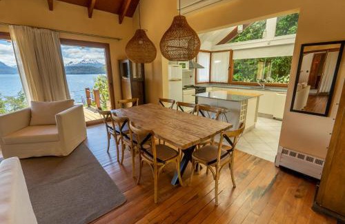 Angostura House | RentUp - Casa con vista panorámica al lago Nahuel Huapi