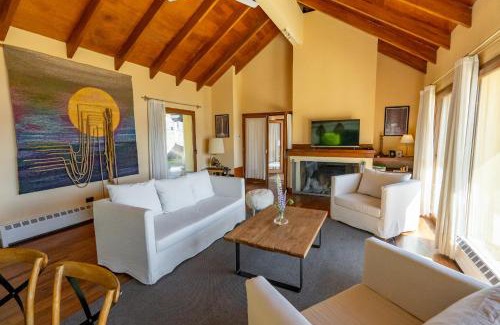 Angostura House | RentUp - Casa con vista panorámica al lago Nahuel Huapi