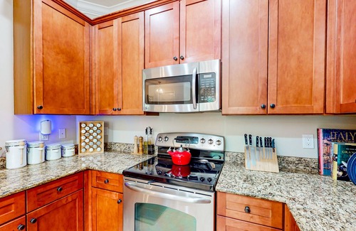 Ole Condo | Resort condo with private W/D, shared pool, and central AC