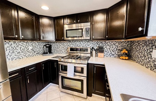 Woodland Hills House | Resort style living in spacious modern townhome in Woodland Hills