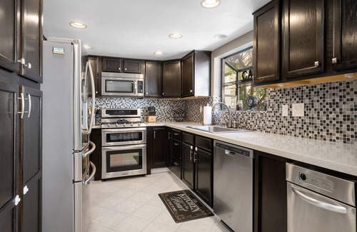 Woodland Hills House | Resort style living in spacious modern townhome in Woodland Hills