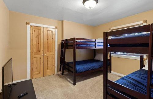 Pinetop House | Resort Style Pine Top Cabin, Deck Views and Sleeps 12