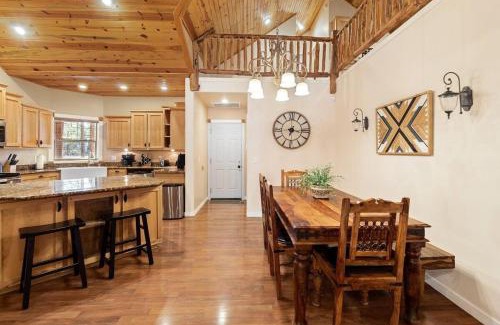 Pinetop House | Resort Style Pine Top Cabin, Deck Views and Sleeps 12