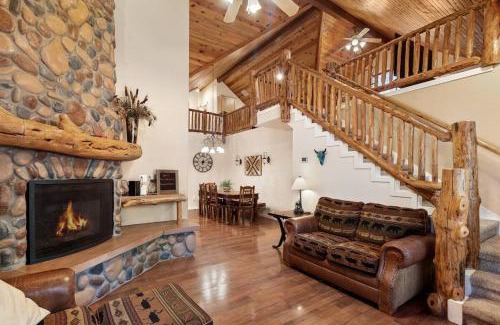 Pinetop House | Resort Style Pine Top Cabin, Deck Views and Sleeps 12