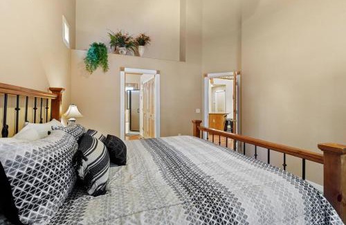 Pinetop House | Resort Style Pine Top Cabin, Deck Views and Sleeps 12