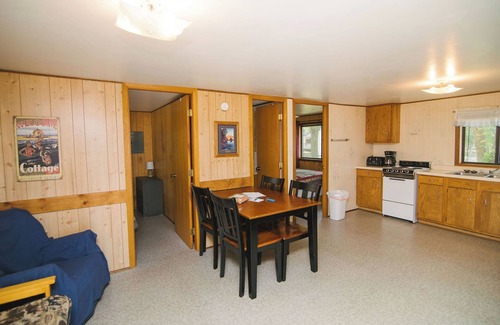 Richmond Cabin | Rest Haven, a 2BR lakefront cabin near the beach at Riverside Resort