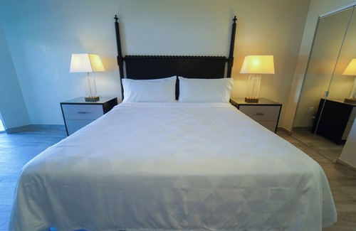 Crystal Harbour Resort | Rest & Relaxation! 4 Modern Suites w/King Bed, Living Areas, Outdoor Pool