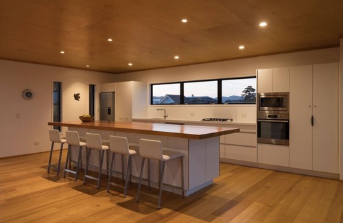 Matarangi House | Restful, Lakeview, Golf Green, Architect's unique Bach.