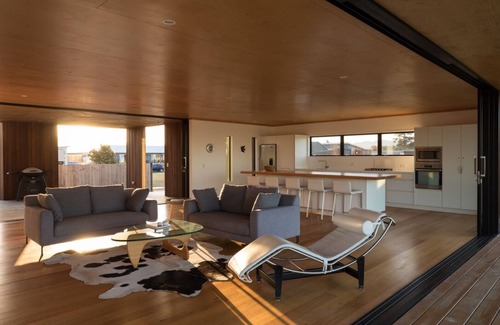 Matarangi House | Restful, Lakeview, Golf Green, Architect's unique Bach.