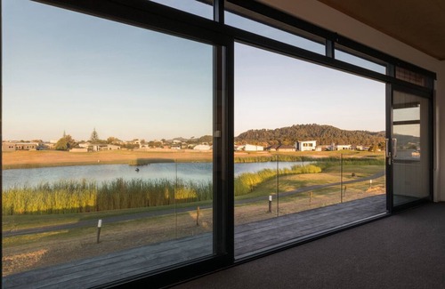 Matarangi House | Restful, Lakeview, Golf Green, Architect's unique Bach.