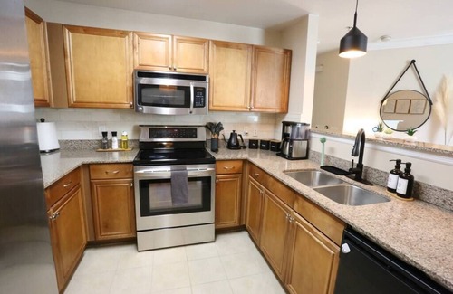 Gainesville Condo | Restful Refuge 🍃 2 BR Boutique Condo | Pool & Gym