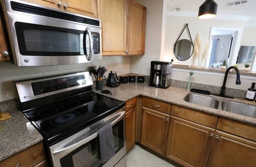Gainesville Condo | Restful Refuge 🍃 2 BR Boutique Condo | Pool & Gym
