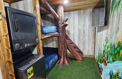 Willisburg Cottage | Restin' Holes Ky Bourbon Trail C -Sauna-HotTub-Gym-Playground-Waterfall-Themed