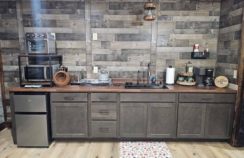 Willisburg Cottage | Restin' Holes Ky Bourbon Trail D -Sauna-HotTub-Gym-Playground-Waterfall-Themed