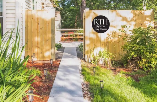 Herndon Apartment | Reston Tiny House – Pristine 1BR, King Bed, Hot Tub, Close to IAD, Tysons & DC.