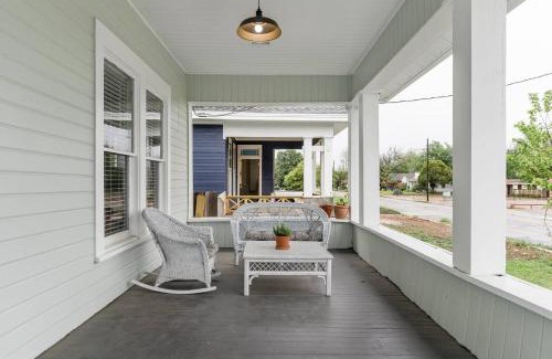 Austin Ave. House | Restored 1930s Uptown Bungalow 2 min. to Magnolia