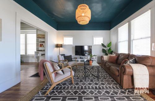 Austin Ave. House | Restored 1930s Uptown Bungalow 2 min. to Magnolia