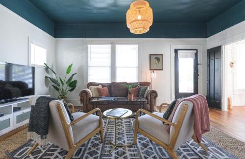 Austin Ave. House | Restored 1930s Uptown Bungalow 2 min. to Magnolia