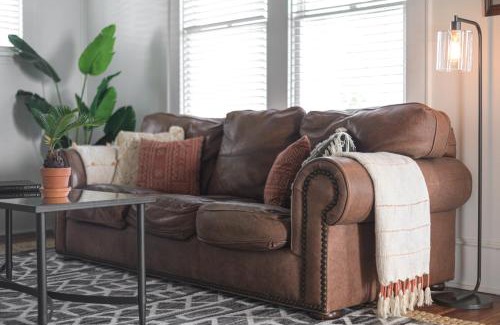 Austin Ave. House | Restored 1930s Uptown Bungalow 2 min. to Magnolia