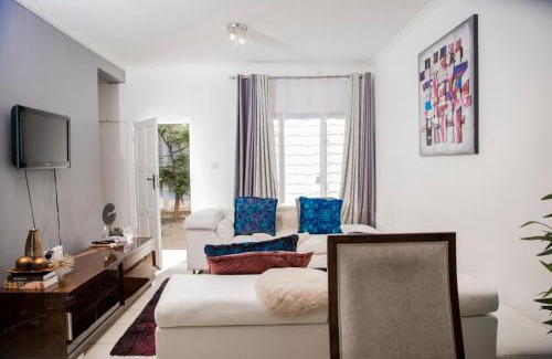 Lusaka Apartment | Retreat Aparthotel-Garden-Solar-Wi-Fi -Firepit-Park-carport