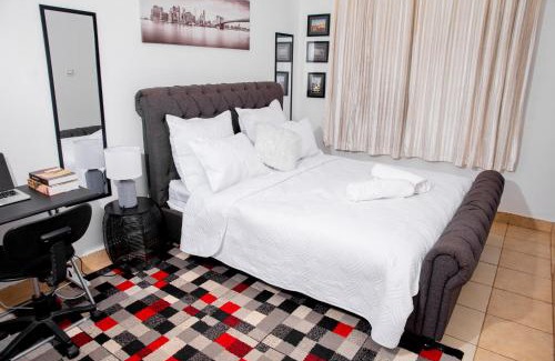 Lusaka Apartment | Retreat Aparthotel-Garden-Solar-Wi-Fi -Firepit-Park-carport