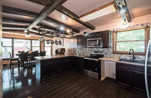 Ferguson House | Retreat Home, Swimming Pool, jacuzzi, sauna, Game room, Basketball Court .