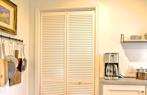 Washington Ave./ Memorial Park House | Retreat in The Heights - Cottage Grove bungalow