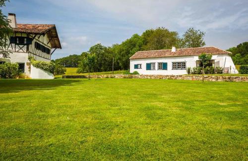Arcangues Villa | RETREAT KEYWEEK House with Character Pool Fireplace and Garden
