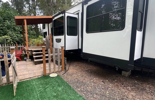 Salem House | Retreat on the River with AC in Salem - 3 bedrooms for a cozy stay