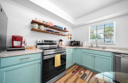 Crystal River House | Retro 3-bedroom house with AC near Manatee Tours, Scalloping and More!