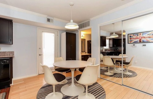 Waller Creek District Condo | Retro Chic Suite w/Queen bed