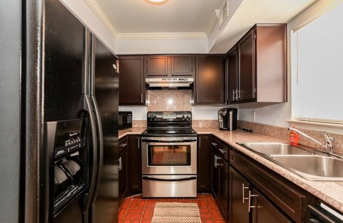 Waller Creek District Condo | Retro Chic Suite w/Queen bed