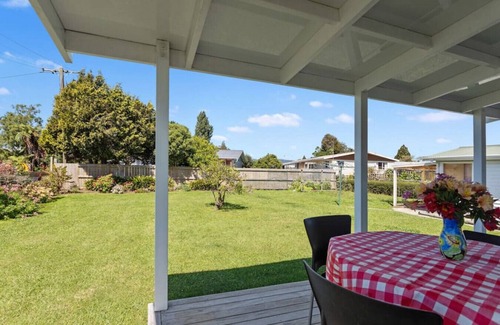 Waiotahi House | Retro Cottage in Opotiki CBD-Whole House- 6 guests- One price!