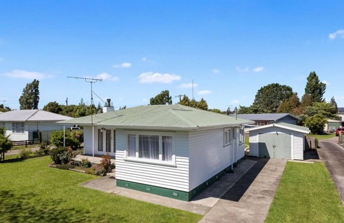 Waiotahi House | Retro Cottage in Opotiki CBD-Whole House- 6 guests- One price!