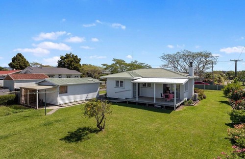 Waiotahi House | Retro Cottage in Opotiki CBD-Whole House- 6 guests- One price!