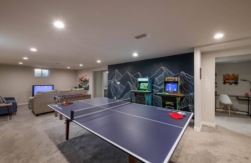 Lamar Heights Area House | Retro Family Hub - perfect for large groups! Arcade, Nostalgia, Ping Pong