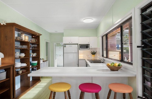 Bateau Bay House | Retro inpsired house just 100m to beach