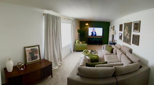 Jones County Villa | Retro Luxe