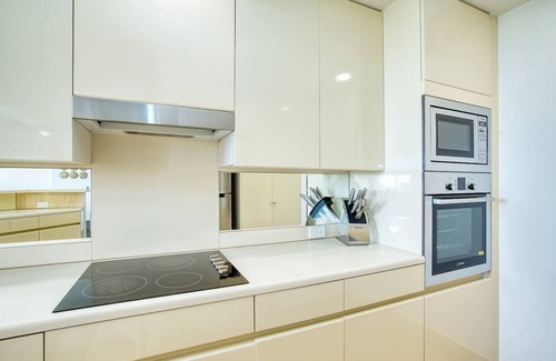 Main Beach Apartment | Retro Main Beach Hidden Gem with Waterfront Views