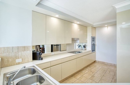 Main Beach Apartment | Retro Main Beach Hidden Gem with Waterfront Views