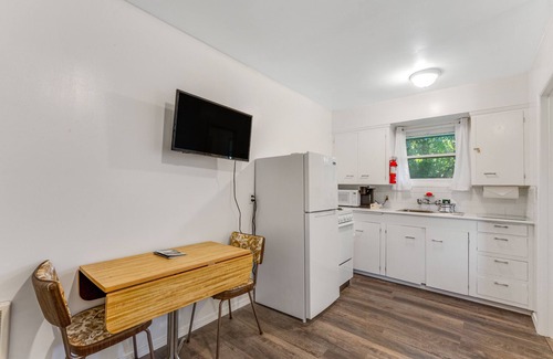 Nahcotta House | Retro motel suite close to Willapa Bay with WiFi, firepit & full kitchen