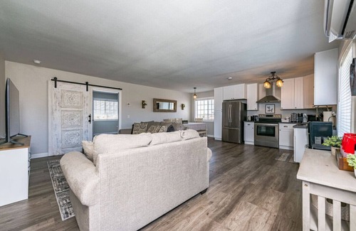 Winchester House | Retro Ranch Cottage 800sf Pool HotTub Pickleball