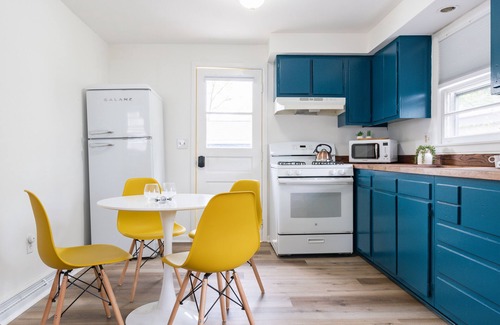 Lincoln Park House | Retro Retreat: 1br home w/WFH desk, livingroom, fire pit and no chores!