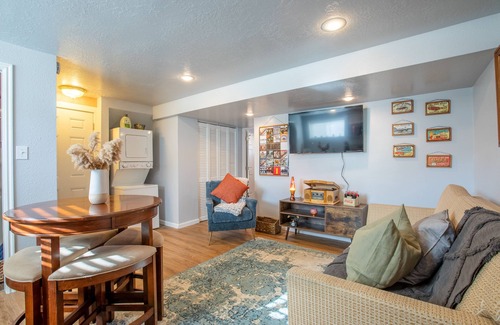 West Bountiful Apartment | Retro Retreat - Full Kitchen, Near Downtown SLC .