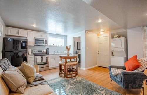 West Bountiful Apartment | Retro Retreat - Full Kitchen, Near Downtown SLC .