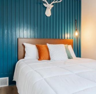 Kingston House | Retro Retreat renovated 2BR, desk, no chore list!