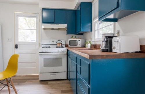 Kingston House | Retro Retreat renovated 2BR, desk, no chore list!
