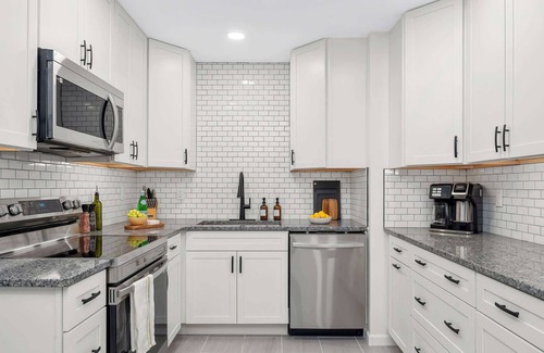 Alachua House | Retro Revival - Mid-Century Refuge w/a '70s Twist!